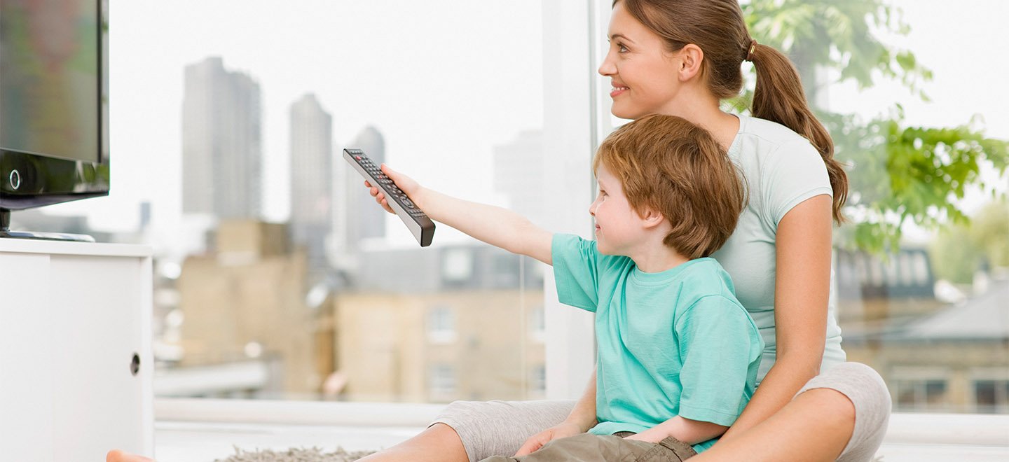 Super-Alkalibatterie - Mutter und Sohn vor dem Fernseher