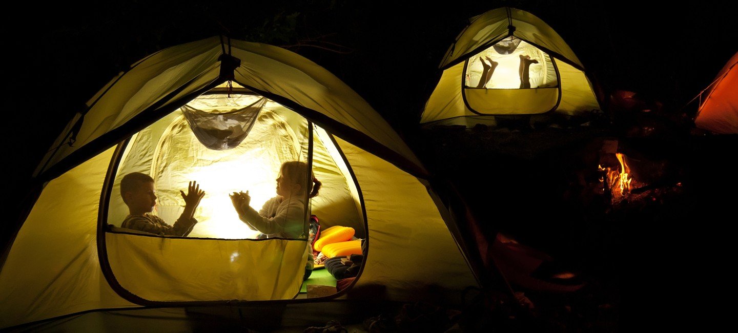 Mit Taschenlampe im Freien spazieren gehen